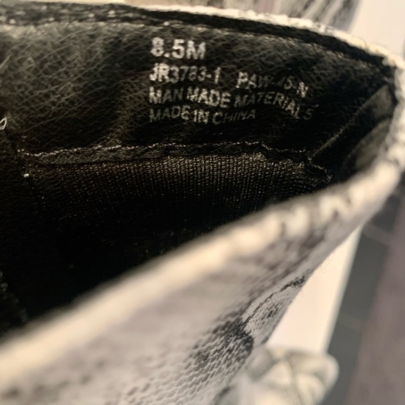 Black, Grey and White Faux Snake Skin Boots Size 8.5 Womens - Picture 5 of 6